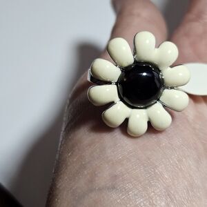 Silver Tone Black And White Enamel Daisy Flower Ring Size 7